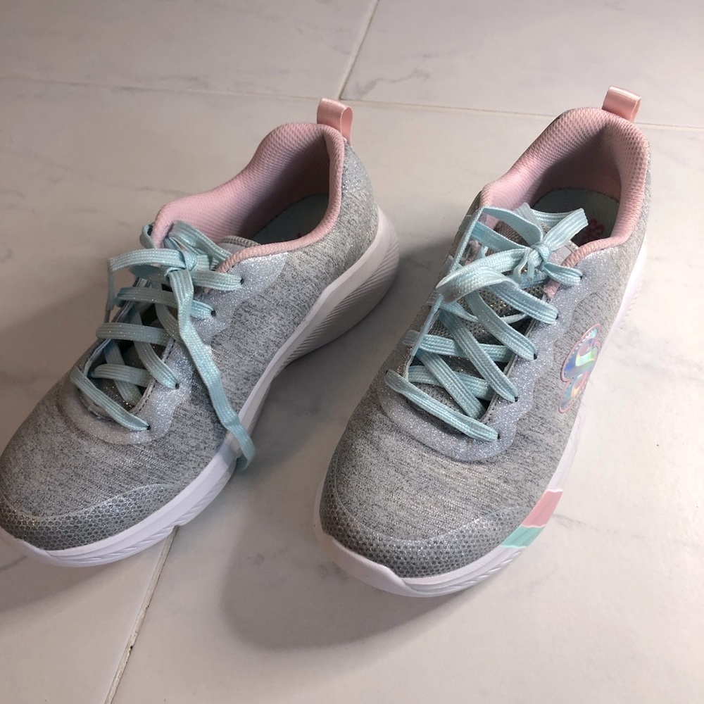 Sketchers silver grey lace up sneakers. Teal laces. Fun shoes!